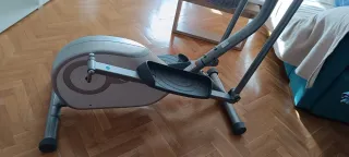 Bicicleta elíptica compacta con pantalla