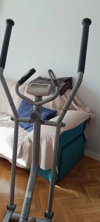 Bicicleta elíptica compacta con pantalla