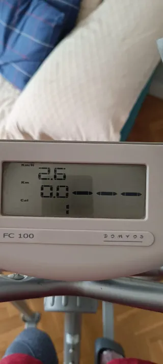 Bicicleta elíptica compacta con pantalla