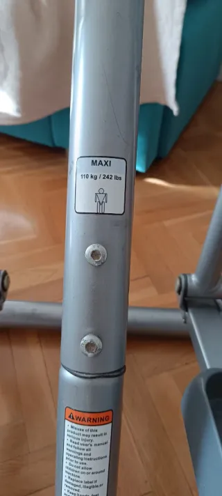 Bicicleta elíptica compacta con pantalla