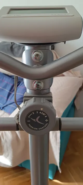 Bicicleta elíptica compacta con pantalla