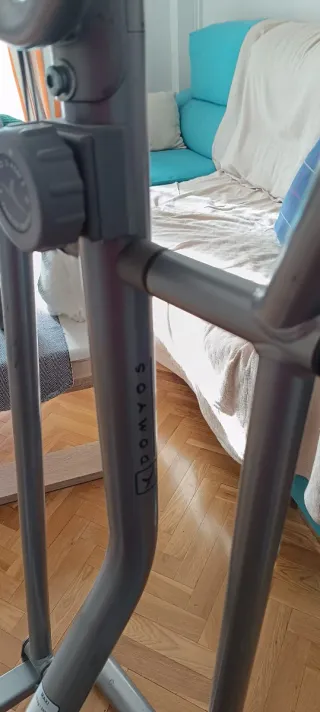 Bicicleta elíptica compacta con pantalla