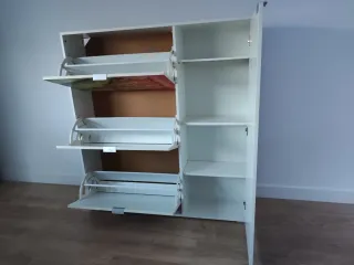 Zapatero de madera amplio.