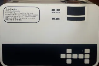 Proyector LED Portátil Blanco y Negro