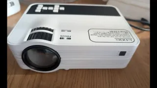 Proyector LED Portátil Blanco y Negro