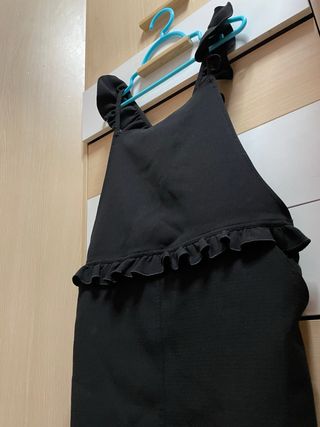 Vestido/peto corto negro con volantes. MANGO (M/L)