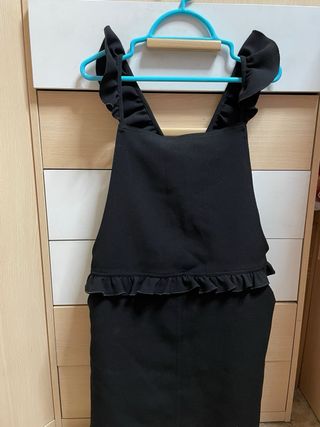 Vestido/peto corto negro con volantes. MANGO (M/L)