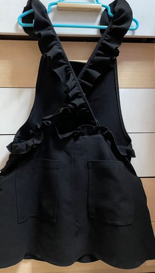 Vestido/peto corto negro con volantes. MANGO (M/L)