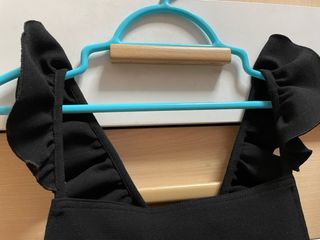 Vestido/peto corto negro con volantes. MANGO (M/L)