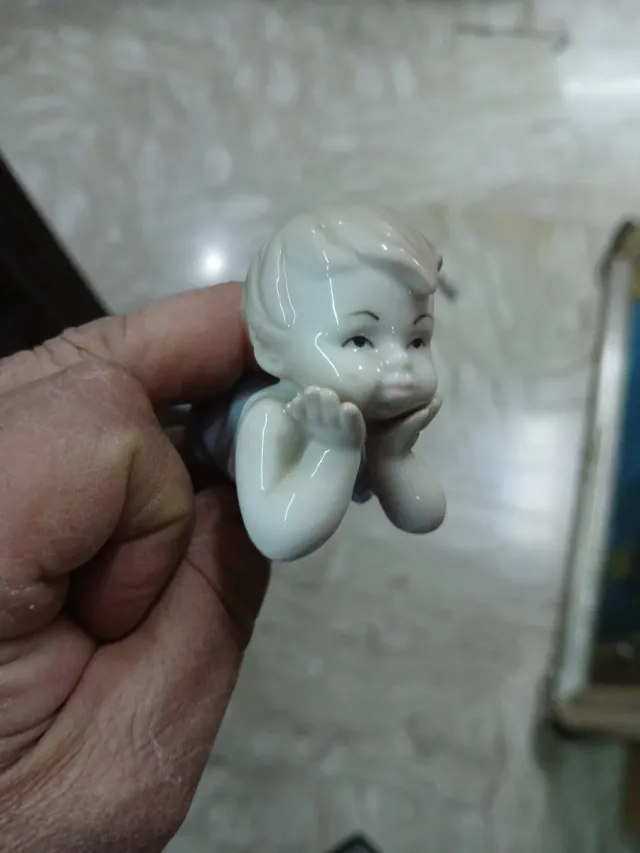 Statua Bambino Porcellana Morena