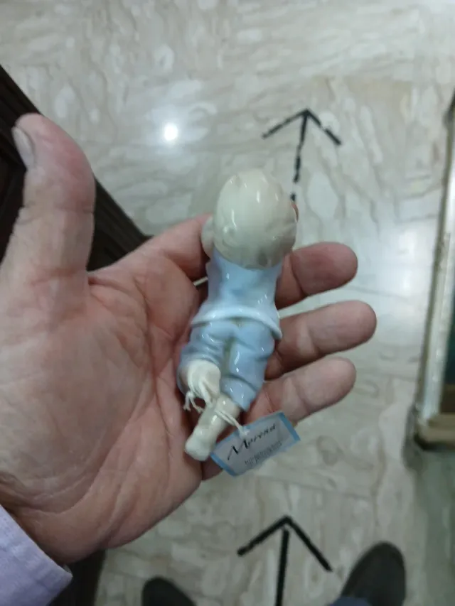 Statua Bambino Porcellana Morena