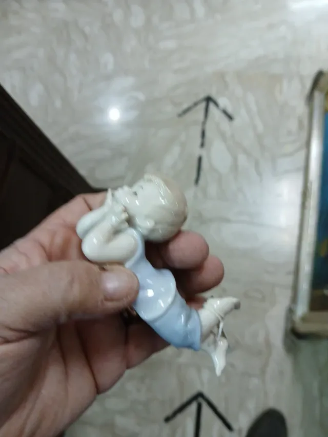 Statua Bambino Porcellana Morena