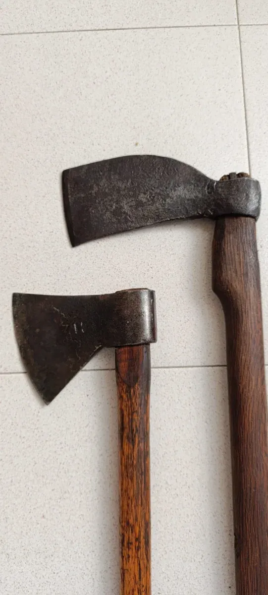 Hachas antiguas de hierro y madera a 33 € cada una