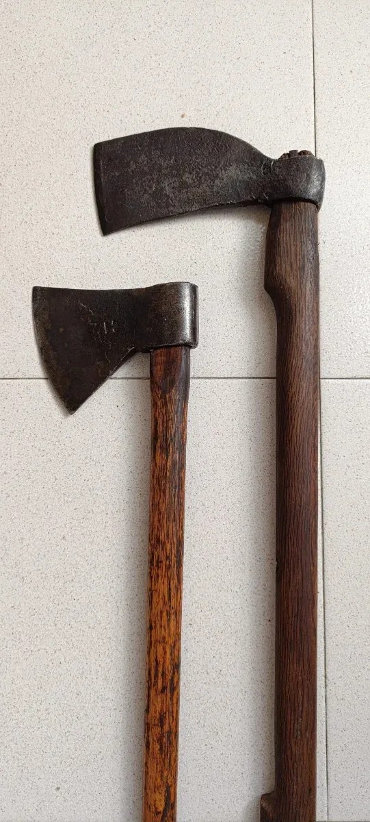 Hachas antiguas de hierro y madera a 33 € cada una