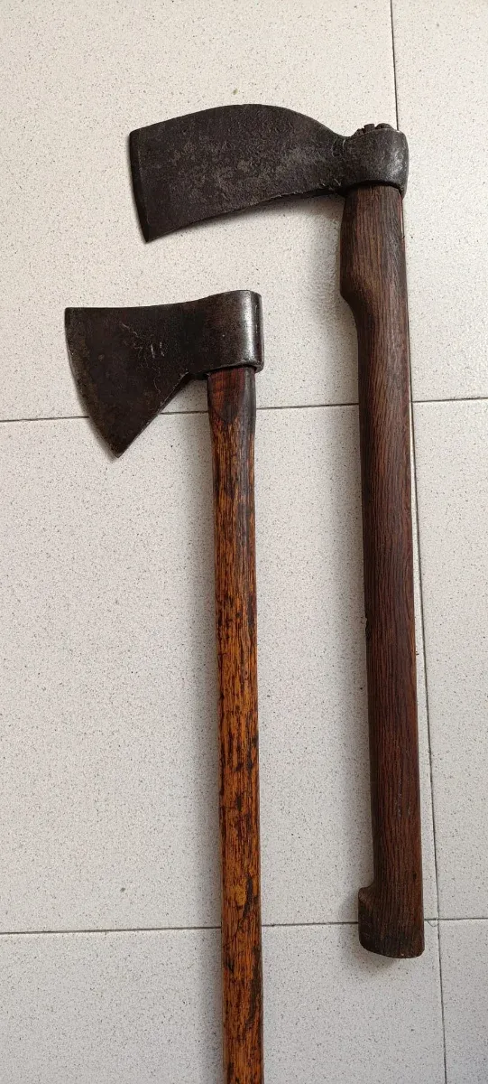 Hachas antiguas de hierro y madera a 33 € cada una
