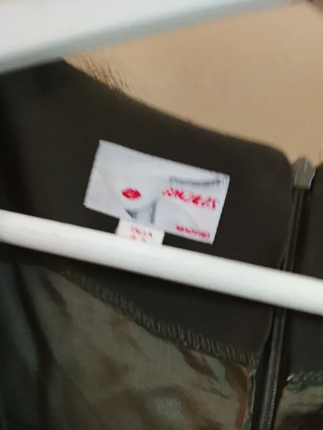 Vestido con abrigo verde caqui oscuro.