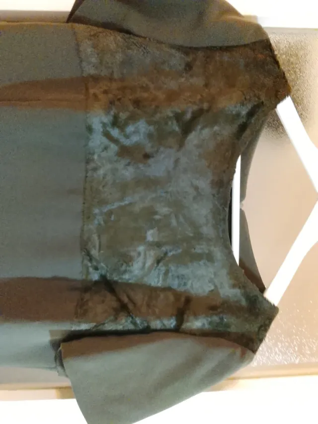 Vestido con abrigo verde caqui oscuro.