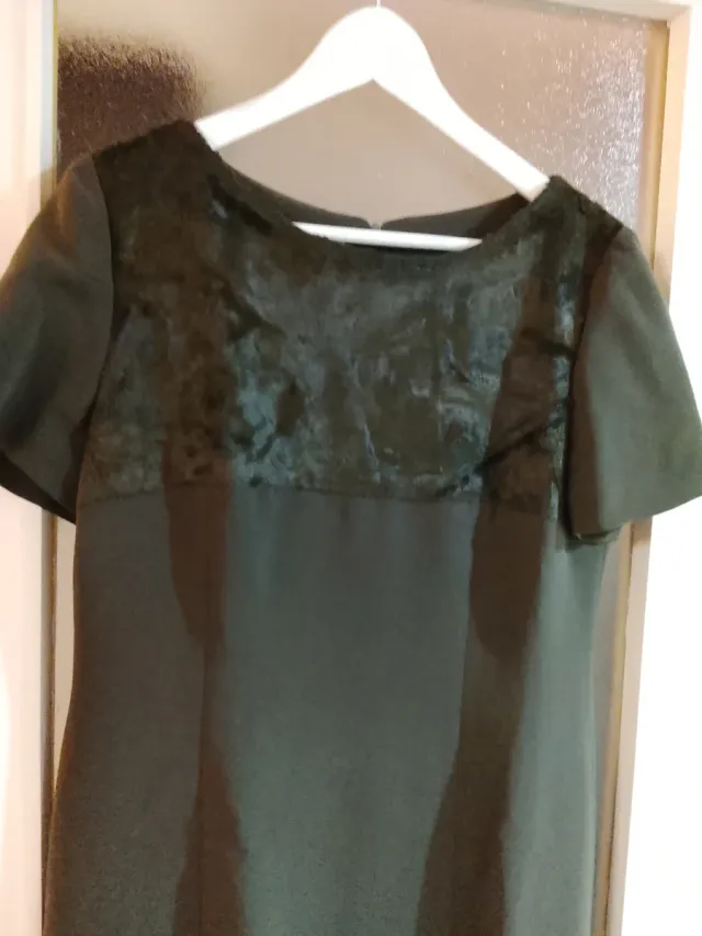 Vestido con abrigo verde caqui oscuro.