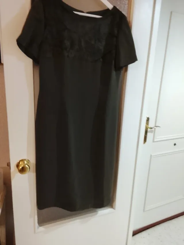 Vestido con abrigo verde caqui oscuro.