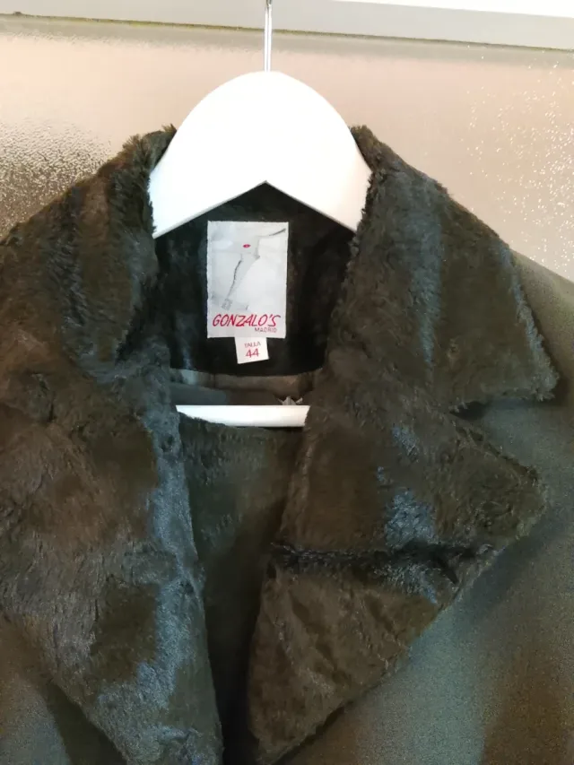 Vestido con abrigo verde caqui oscuro.