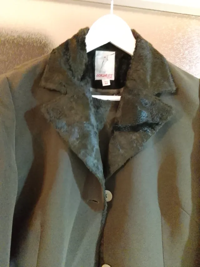 Vestido con abrigo verde caqui oscuro.