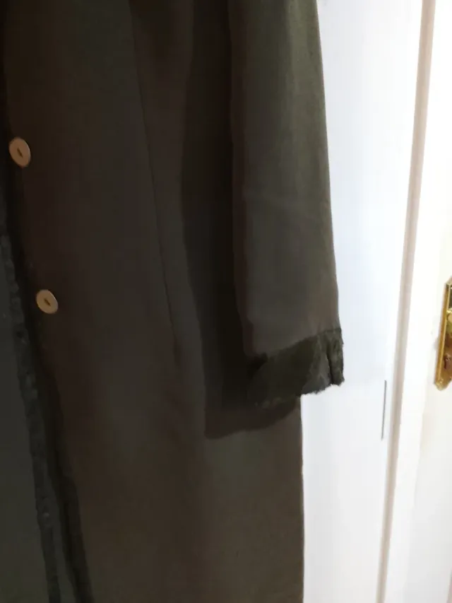 Vestido con abrigo verde caqui oscuro.