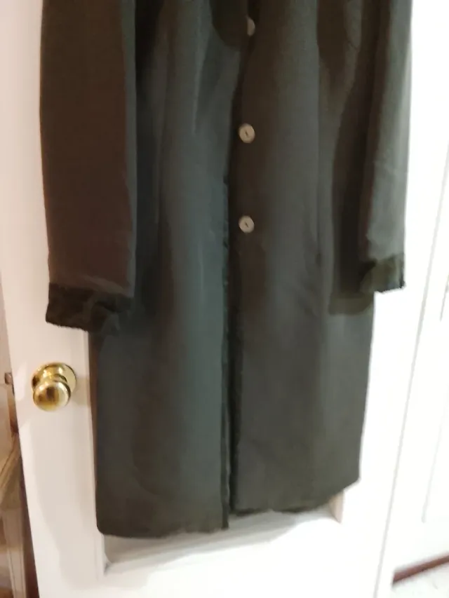 Vestido con abrigo verde caqui oscuro.