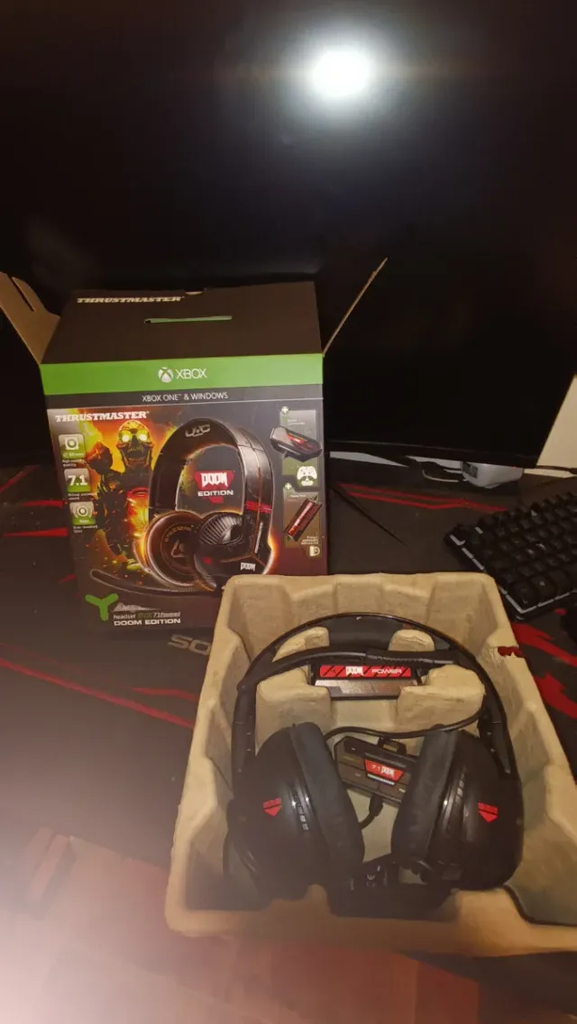 Cuffie 7.1 Doom Edition Xbox e PC nella loro confezione originale