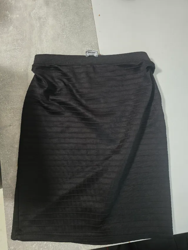 Falda tubo negra corta