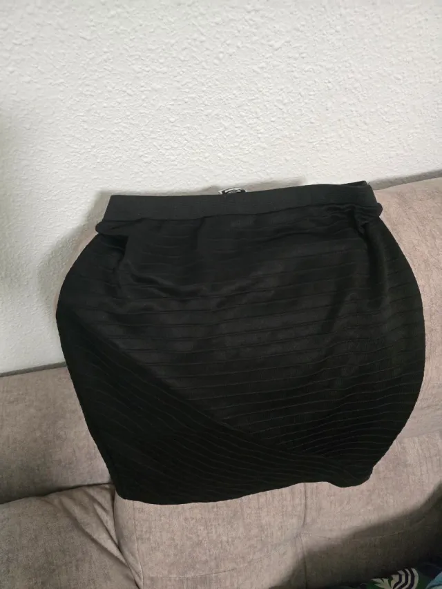 Falda tubo negra corta