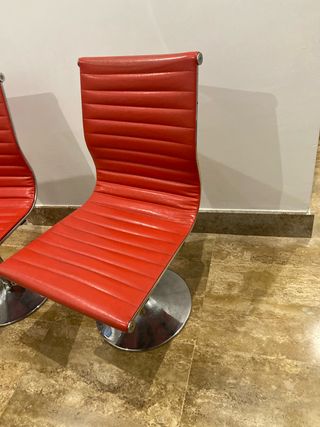 Silla giratoria de cuero rojo