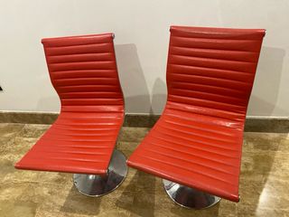 Silla giratoria de cuero rojo