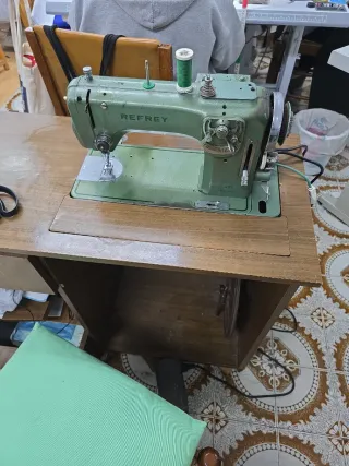 Máquina de coser y bordar Refrey 427