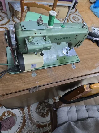 Máquina de coser y bordar Refrey 427