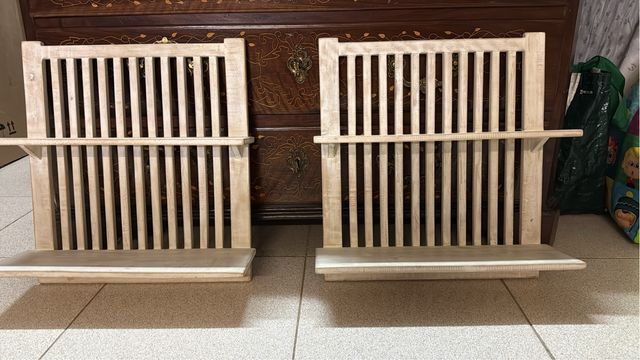 Dos estanterías de madera