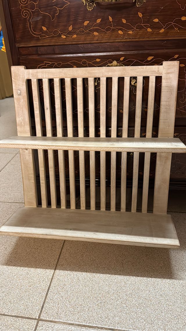 Dos estanterías de madera