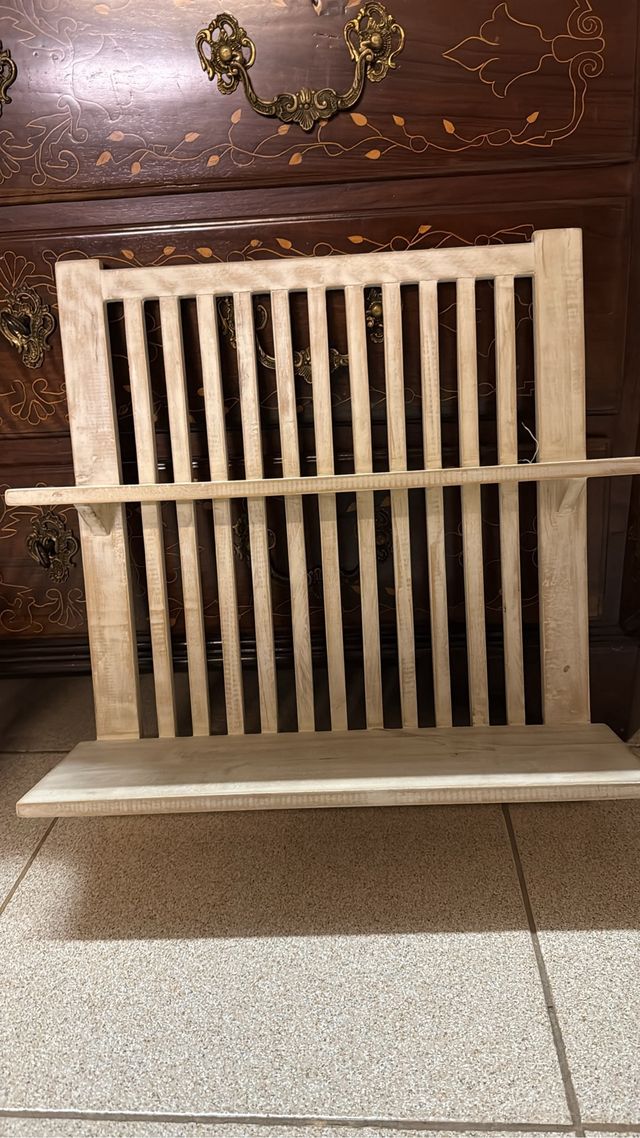 Dos estanterías de madera