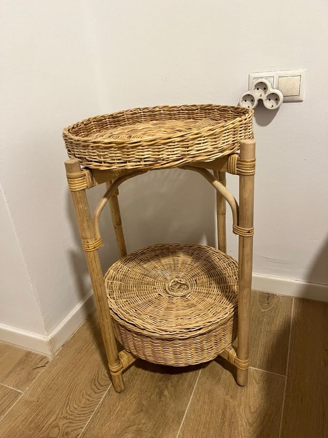 Mesa auxiliar de ratã com duas cestas