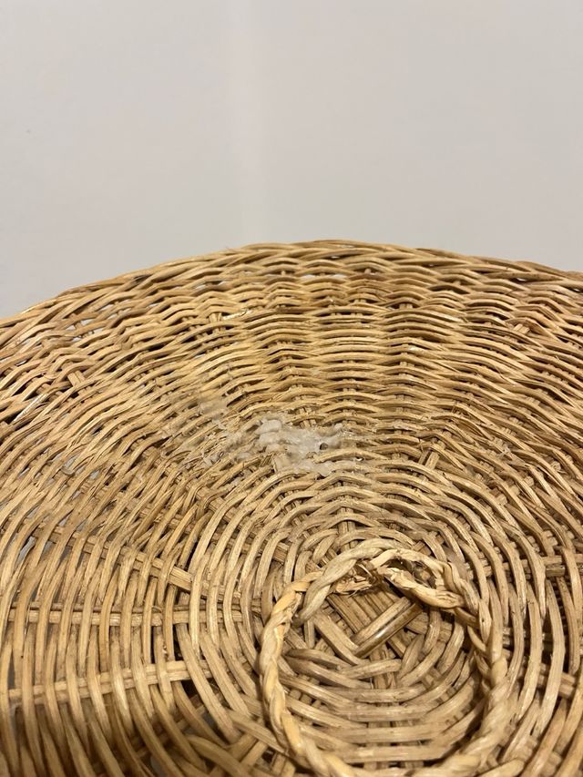 Mesa auxiliar de ratã com duas cestas