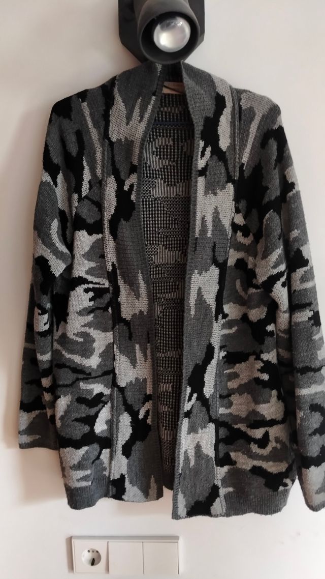 Chaqueta punto camuflaje gris