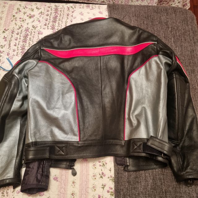 Chaqueta motera cuero negra y plateada