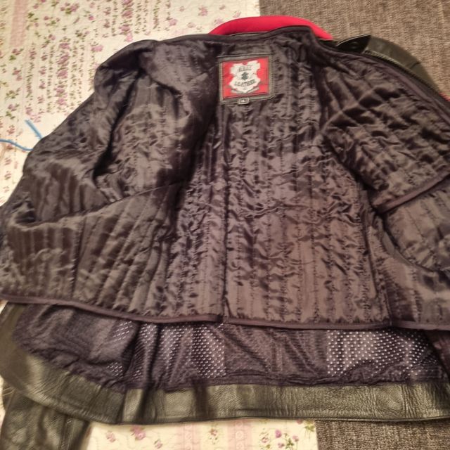 Chaqueta motera cuero negra y plateada