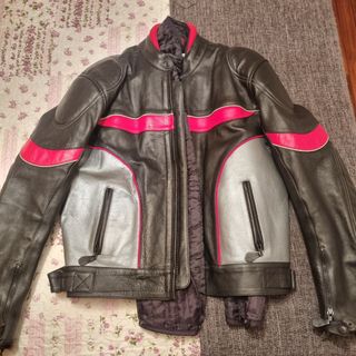 Chaqueta motera cuero negra y plateada