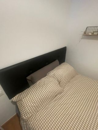 Cama doble con base y cabecero