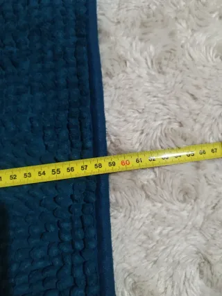 Alfombrillas de baño azules y blancas