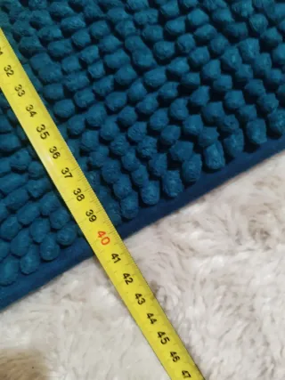 Alfombrillas de baño azules y blancas