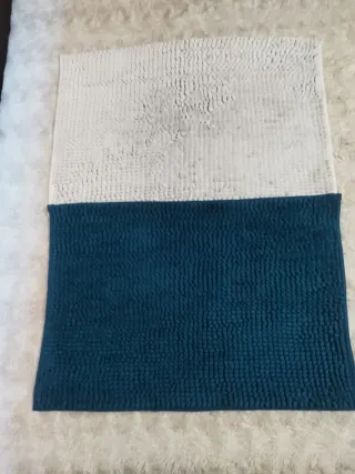 Alfombrillas de baño azules y blancas