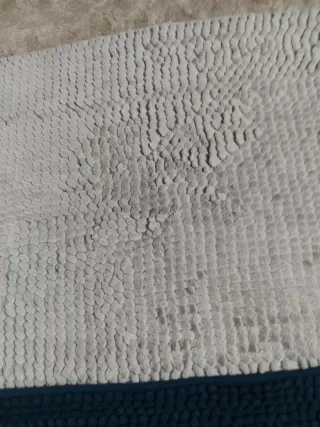 Alfombrillas de baño azules y blancas