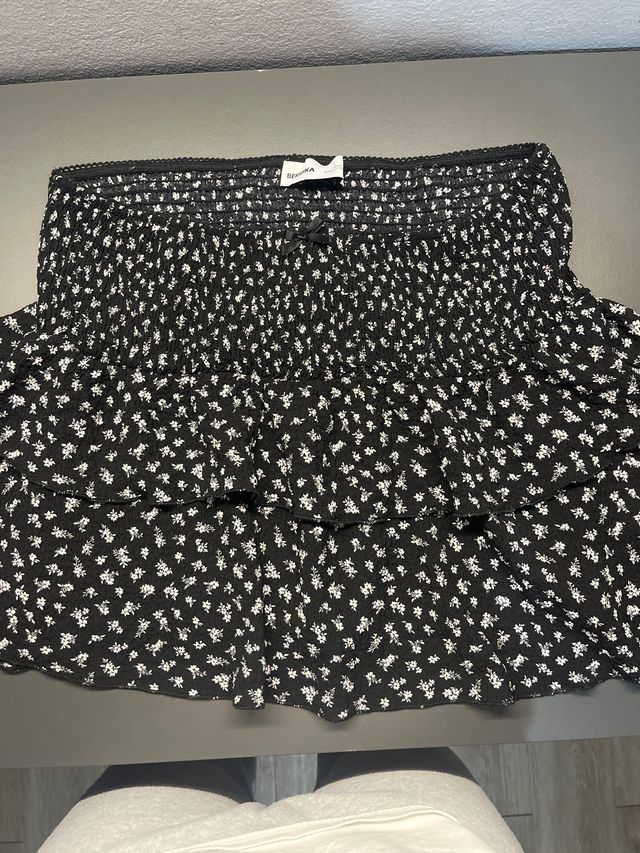 Falda Bershka floral negra talla única