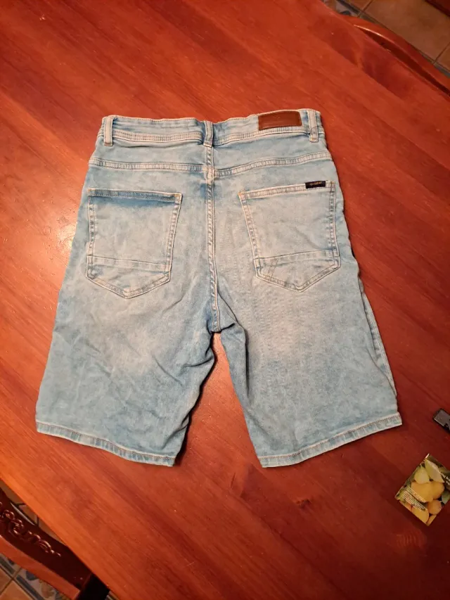 Pantalón corto vaquero Pull&Bear . Talla 40.